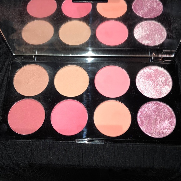 Makeup Revolution Blush Palette - Picture 1 of 2